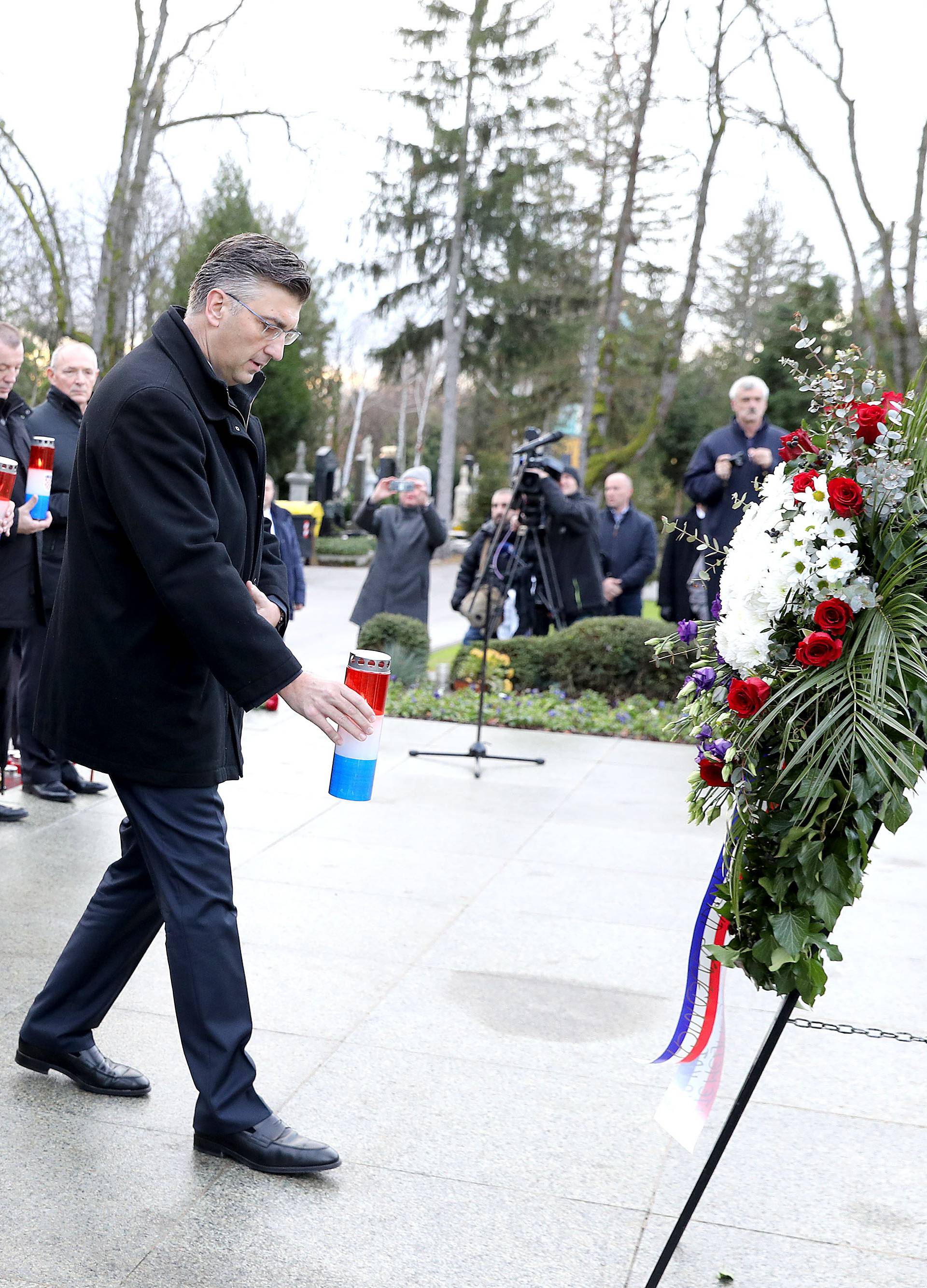 Zagreb: HDZ ploÅ¾io vijenac na grob predsjednika TuÄmana