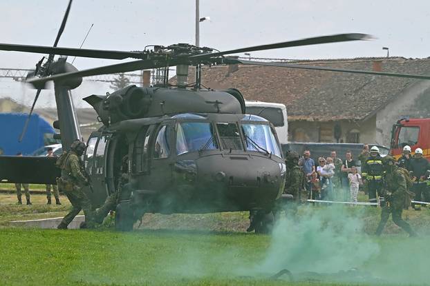 FOTO Pogledajte vježbe HV-a i policije u Okučanima: Borbe, eksplozija i skok padobranom!