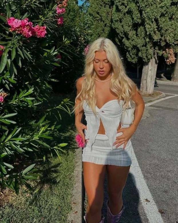 FOTO Atraktivna pjevačica preko noći nestala sa scene. Srpski nogometaš dao joj je ultimatum