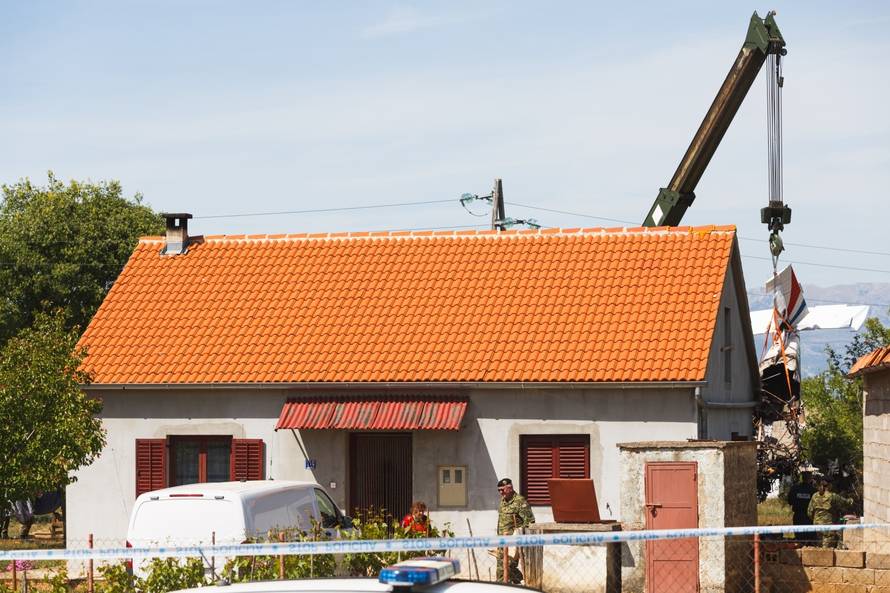 Biljane Donje: Vojskao dvezla vojni avion u bazu