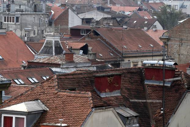 Zagreb: Oštećeni krovovi nakon potresa velika su opasnost za prolaznike