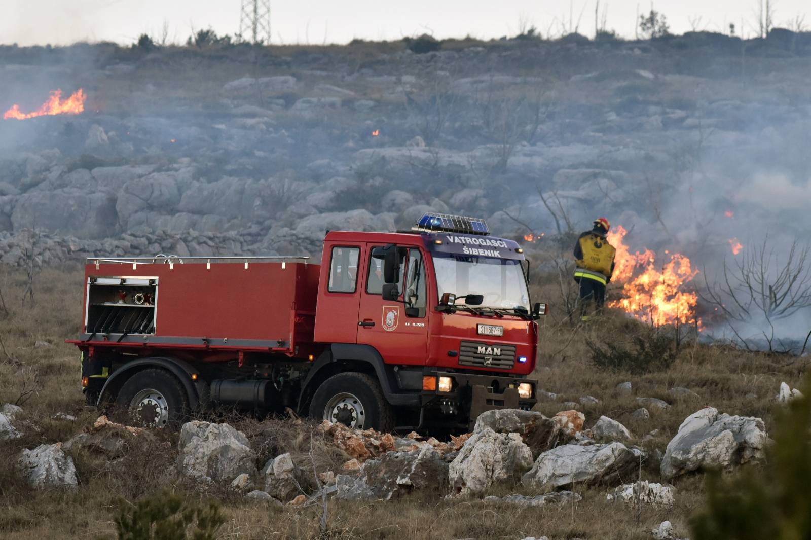 Veliki poÅ¾ar kod mjesta GrebaÅ¡tica zatvorio jadransku magistralu