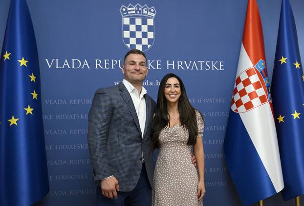 Zagreb: Andrej Plenković uručio Domovnicu Stipi Miočiću i njegovoj obitelji