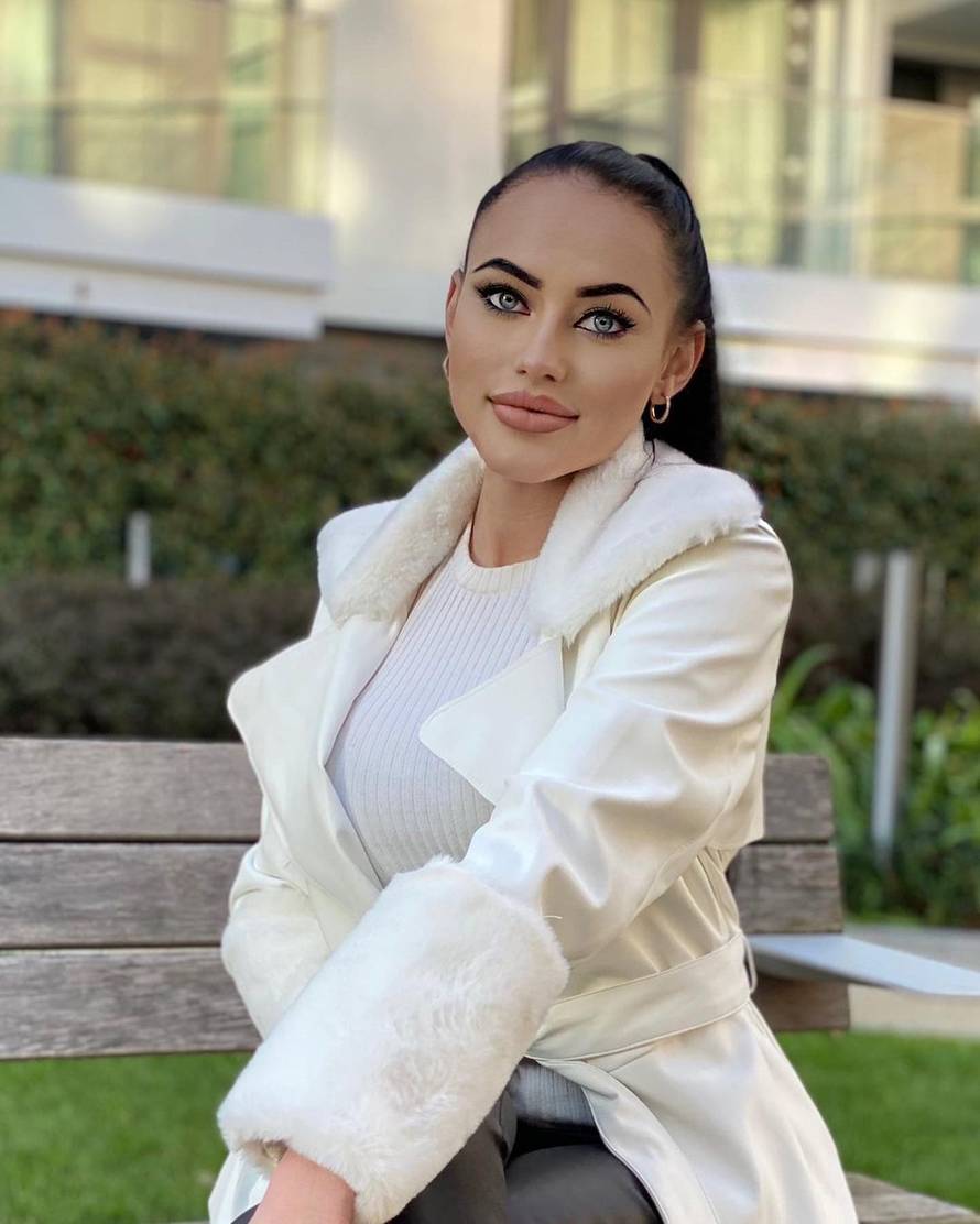 Dok nasmiješeni Goran uživa u zagrljaju Hane Rodić, njegova bivša Claudia samuje u kafiću