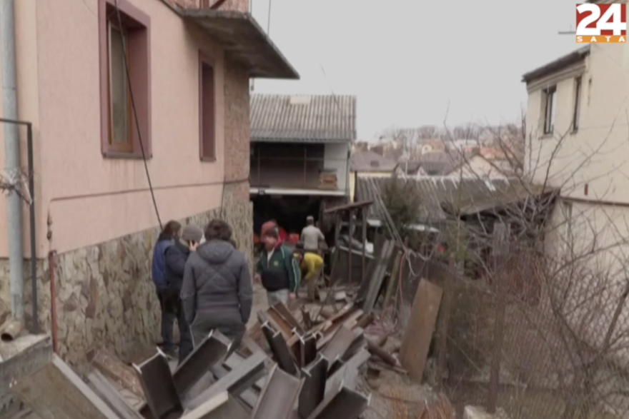 Protutenkovske barikade iz kućne radinosti: U dvorištu vare zapreke da uspore rusku invaziju