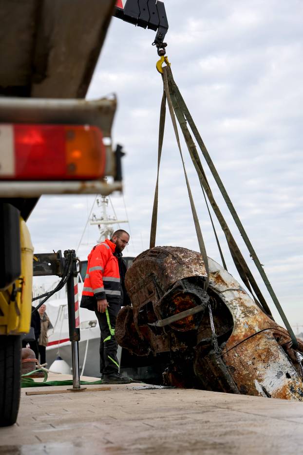 Zadar: Izvlačenje auta koji je 18 godina bio u moru