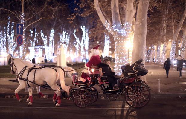 Zagreb: &Ccaron;ari Advenda jo&scaron; uvijek su u punom sjaju na Zrinjevcu