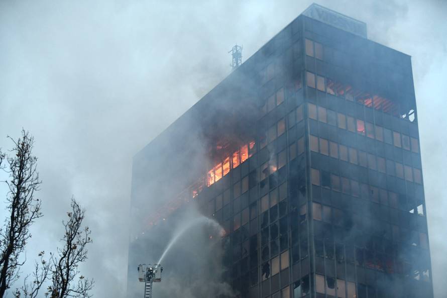 Zagreb: Nastavlja se gašenje Vjesnikovog nebodera, teška noć iza vatrogasaca