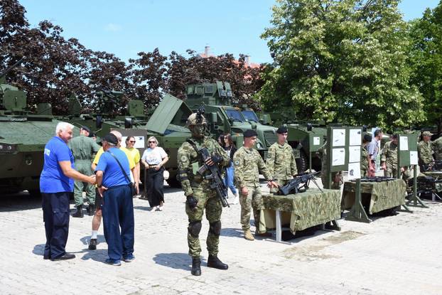 Petrinja: Hrvatska vojska predstavila naoružanje i opremu povodom 30. obljetnice operacije "Oluja"