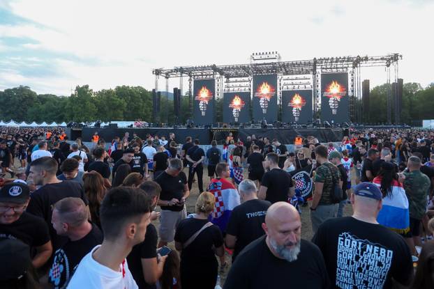 Sinj: Thompsonovi obožavatelji čekaju početak koncerta na hipodromu