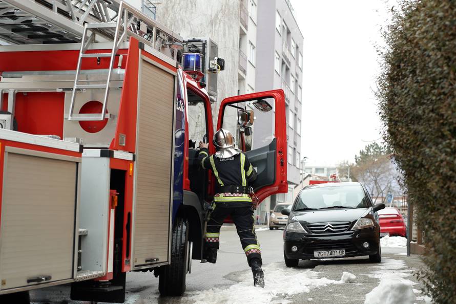 Drama: Ugašen požar na kući, vlasnika su prevezli u bolnicu