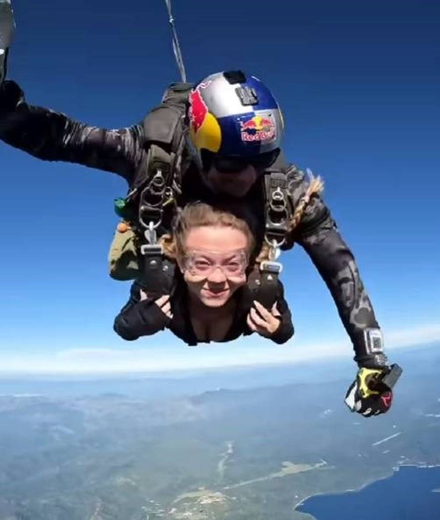 Neki love sunce, Sweeney hvata oblake! Sydney u raskopčanom kombinezonu skočila iz aviona!