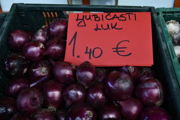 Sisak: Prodavači na tržnici istaknuli su cijene u eurima