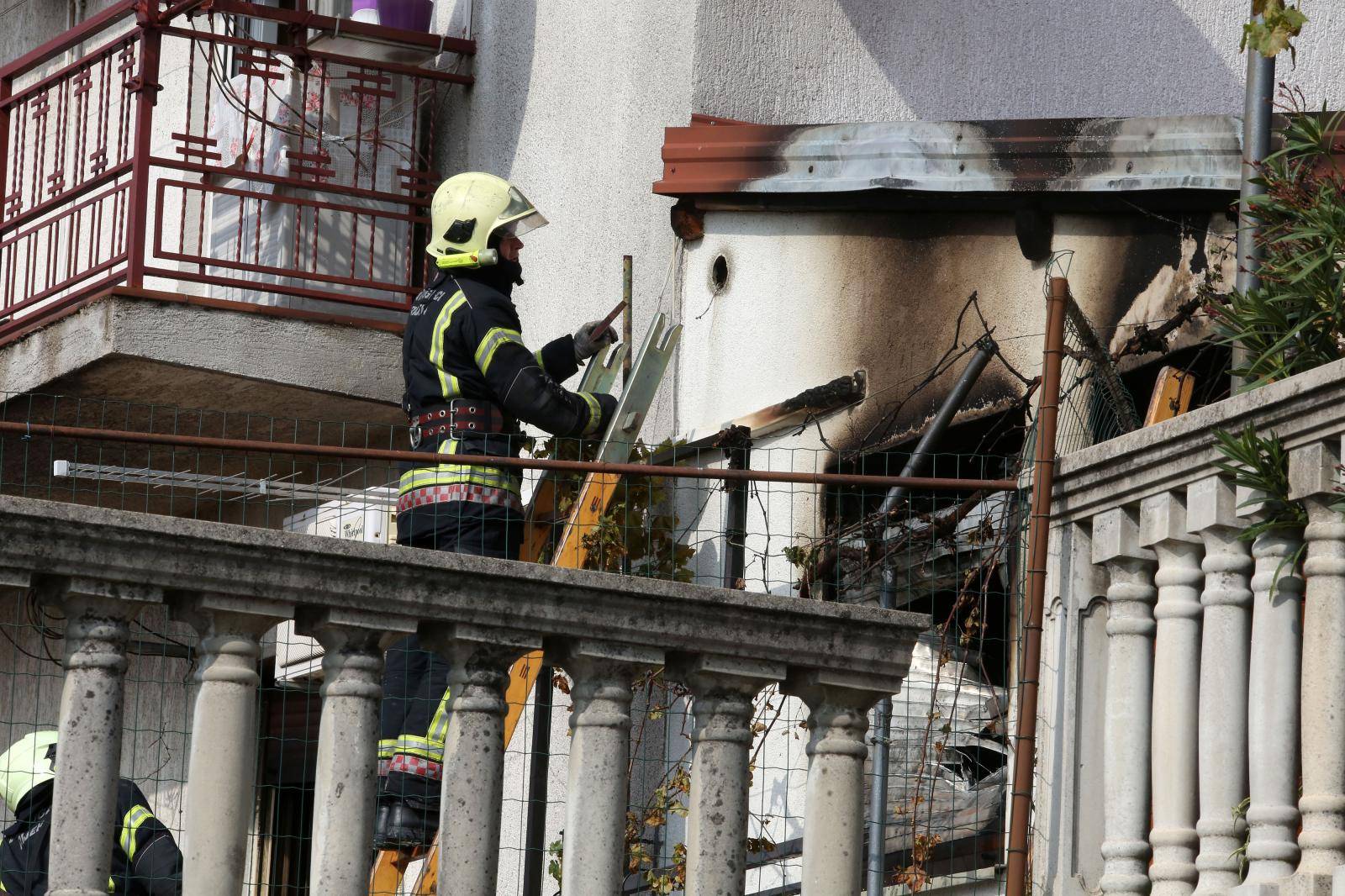 Rijeka: Vatrogasci gase poÅ¾ar koji je izbio na obiteljkoj kuÄi