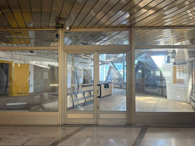 FOTO Autobusni kolodvor se raspada! Među putnike pala staklena stijenka, evo fotki