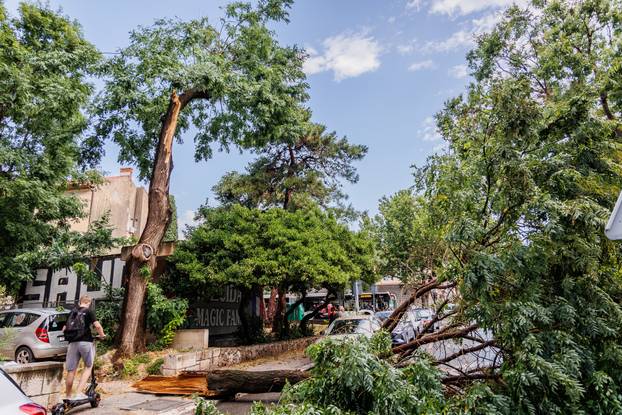 Nevrijeme poharalo Split, vatrogasci imaju pune ruke posla