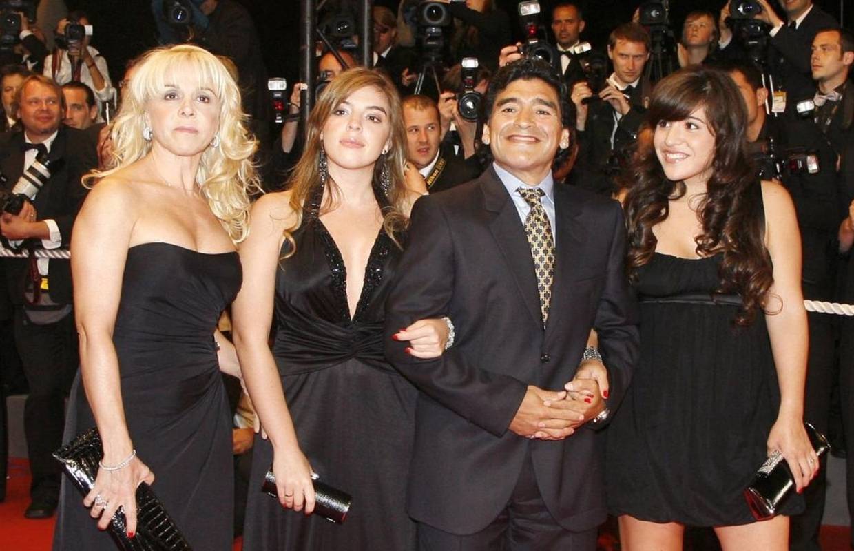 Bijesna Maradonina kći: Žele samo profit na njegovu imenu!