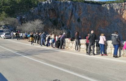 Najduži šank u Hrvatskoj: Prizor iz Imotskog hit na Facebooku