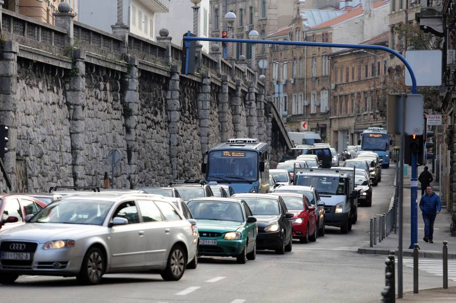 Rijeka: GuÅ¾va u prometu zbog zatvorene AdamiÄeve ulice nakon uruÅ¡avanja skele