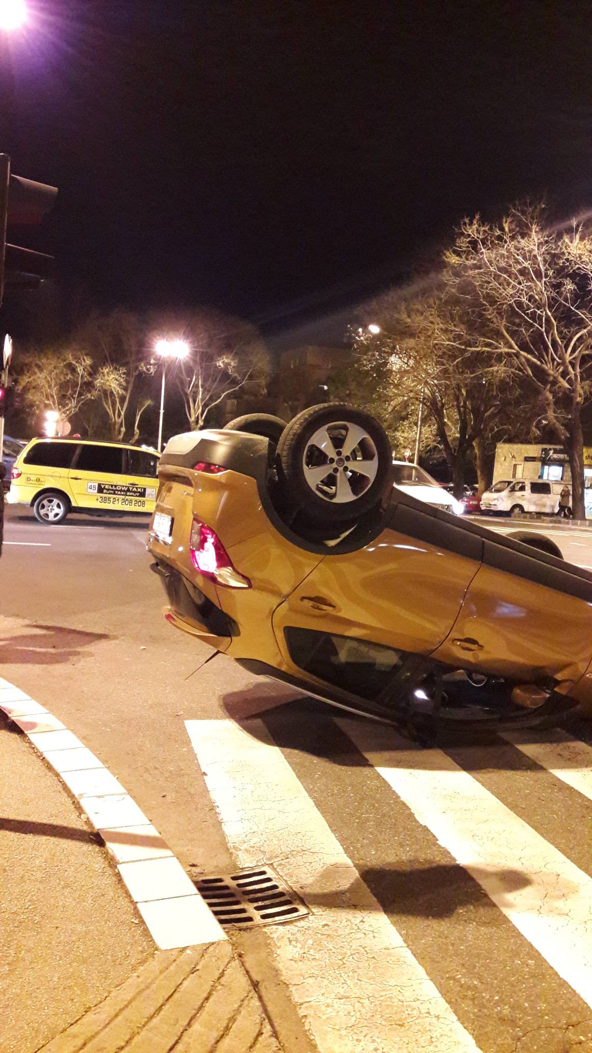 Nakon sudara Opel završio na krovu, vozačica auta u bolnici