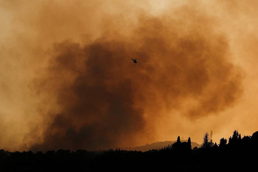 storyeditor/2026-07-24/2026-07-23t183349z-1860446407-rc2ujma3xvq0-rtrmadp-3-europe-weather-france-wildfire.jpg