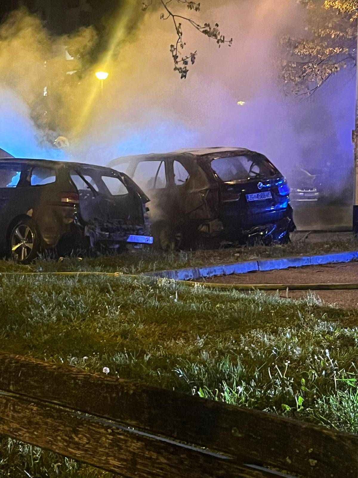 VIDEO Potpuno  izgorjeli BMW X5 i Peugeot 308: 'To su auti od susjeda, sve je bilo puno dima'