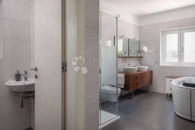 FOTO Ova luksuzna vila kod Šibenika ima čak dva bazena, a prodaje se za 5 milijuna eura