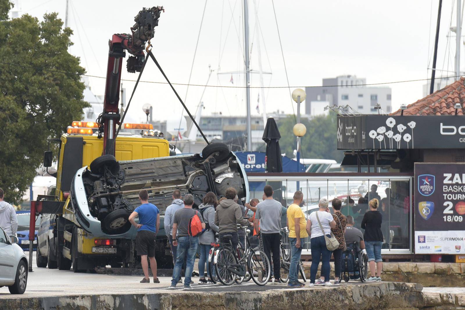 Zadar: Automobil sletio u more na obali Kneza Trpimira