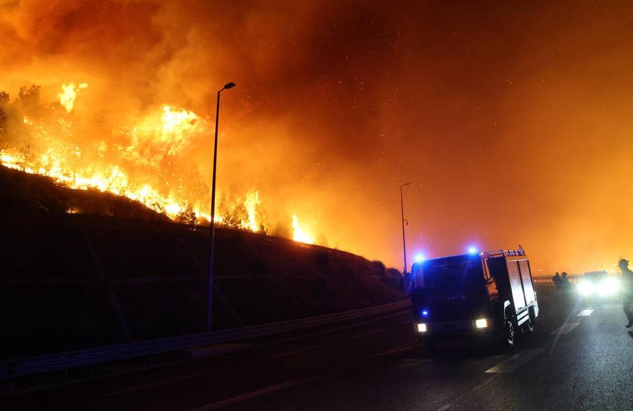 Požar kod Omiša: Evakuiran velik broj turista i mještana, pred vatrogascima je besana noć