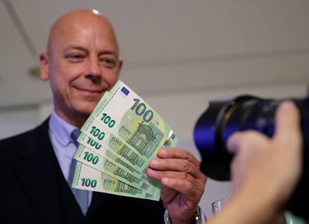 Austrian Central Bank Director Kurt Pribil displays new 100 euro banknotes in Vienna