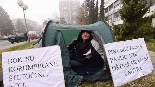 Ispred suda u Varaždinu stavio šator: 'Tražim smjenu sudaca'