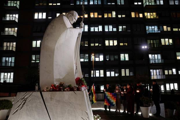 Pope Francis continues treatment for a respiratory tract infection at Gemelli hospital