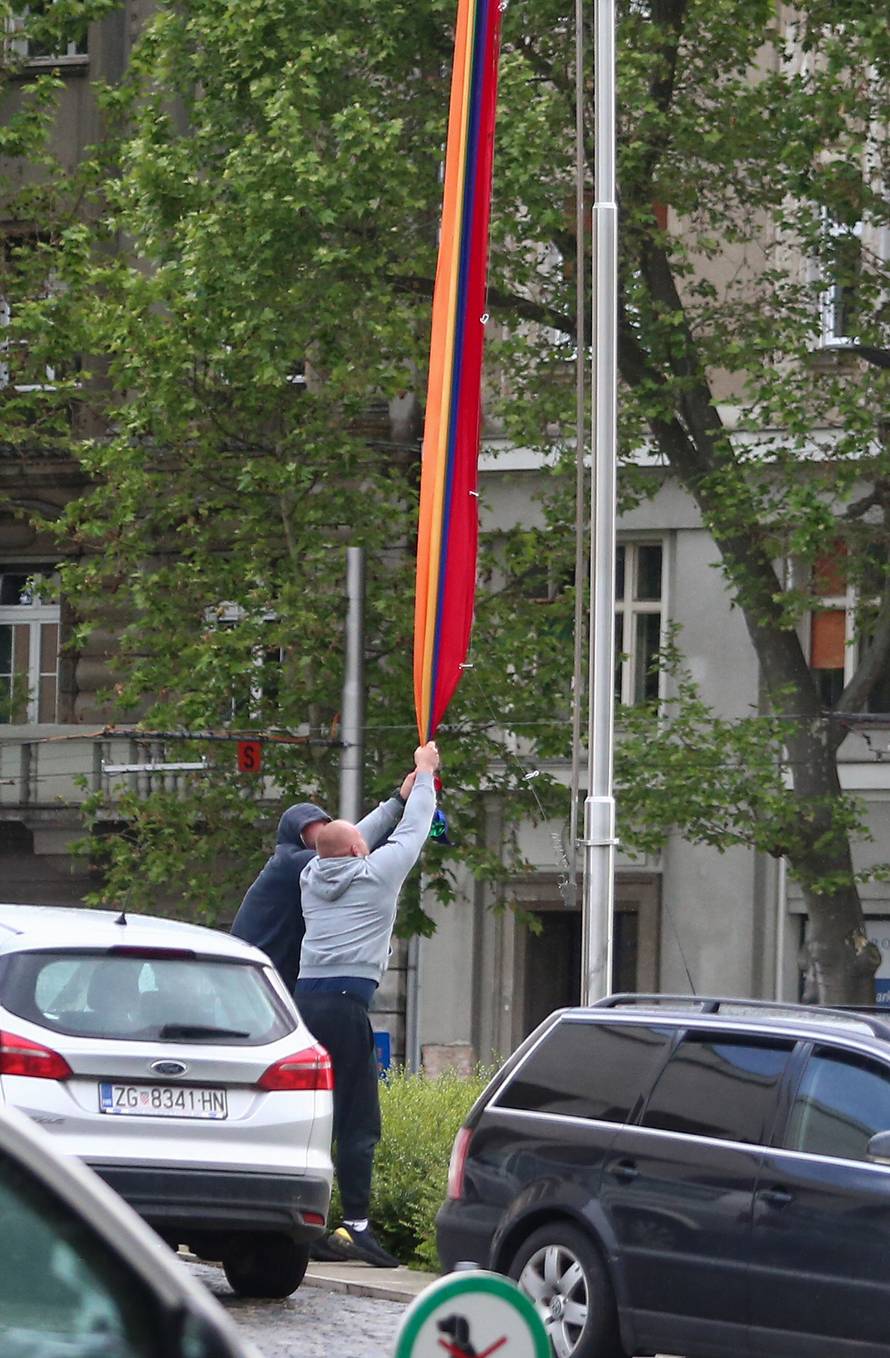 Nepoznati muškarci pokušali skinuti zastavu duginih boja