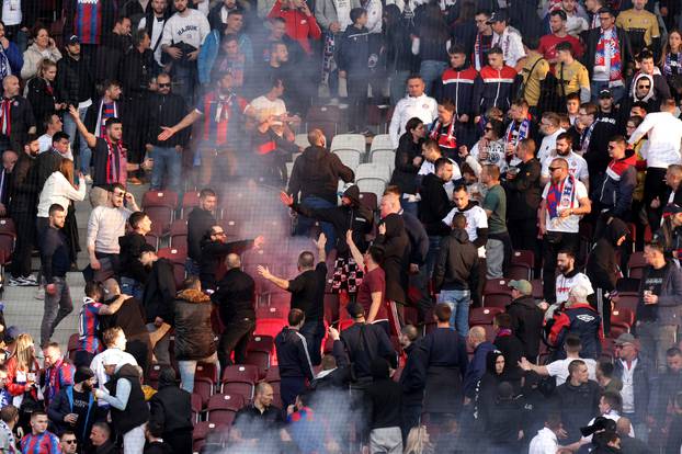 Ženeva: Bakljada na utakmici finala Lige prvaka mladih između AZ Alkmaara i Hajduka