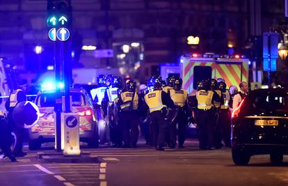 Kaos u Londonu: Ubadali ljude nožem, gazili  i pucali u njih
