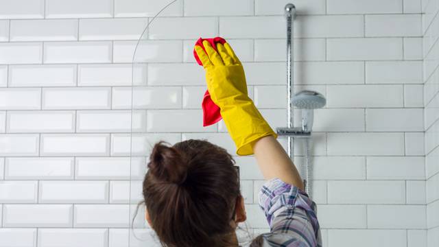 House,Cleaning.,Woman,Is,Cleaning,In,The,Bathroom,At,Home