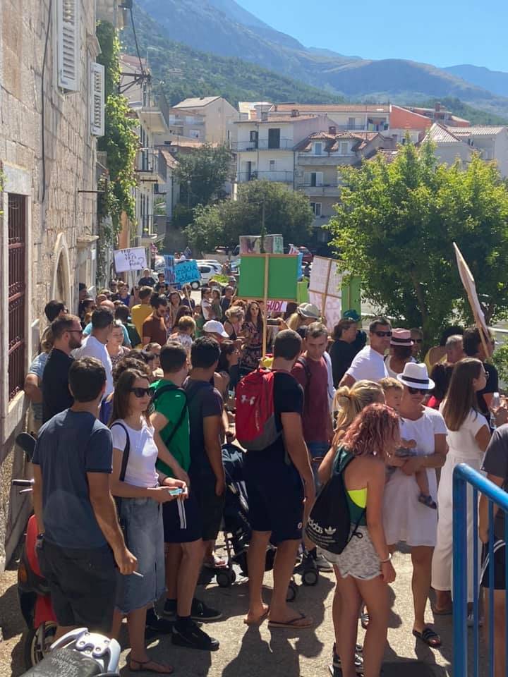 Bučan prosvjed u Makarskoj: Građani pozivaju Hloverku