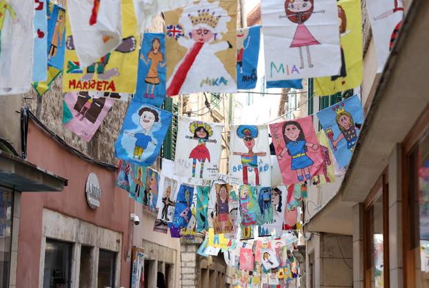 Šibenik: Šarene zastavice najavljuju po?etak 65. Me?unarodnog dje?jeg festivala