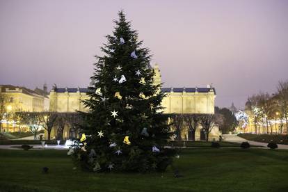 Svijeća nade je upaljena u svim gradovima, pogledajte kako su ukrašeni za ovogodišnji Advent