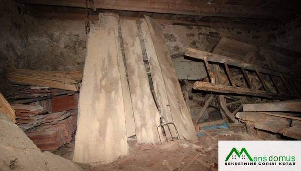 FOTO Netko prodaje drvenu kućicu kod Delnica! Pogledajte iznutra ovih 32m2. Ovo je cijena