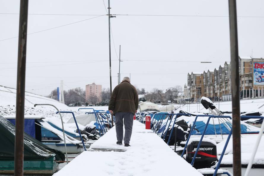 Snježni pokrivač je zabijelio je Osijek