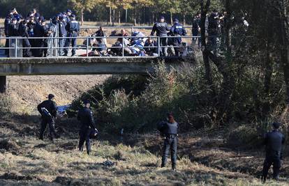 Migranti ih gađali kamenjem: Lakše ozlijeđena dva policajca