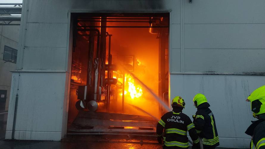 Pogledajte slike borbe s vatrom u ogulinskoj tvornici. Spriječili katastrofu, ali šteta je velika