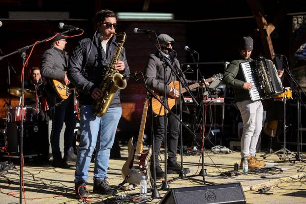 Doček Nove godine u podne u centru Fužina