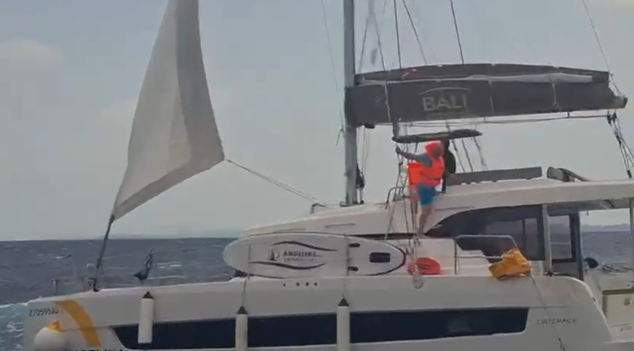 Obustavili potragu za skiperom kod Šolte, kod otoka Svetac noćas potpuno izgorjela brodica