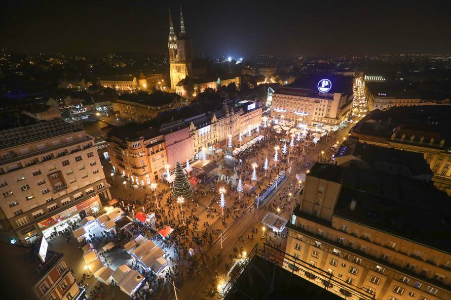 Počeo Advent u Zagrebu: Prva svijeća svijetli na glavnom trgu
