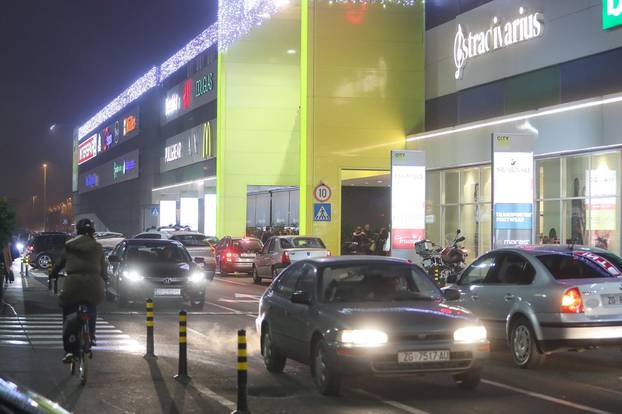 Gužve ispred zagrebačkih trgovačkih centara zbog Black Fridayja