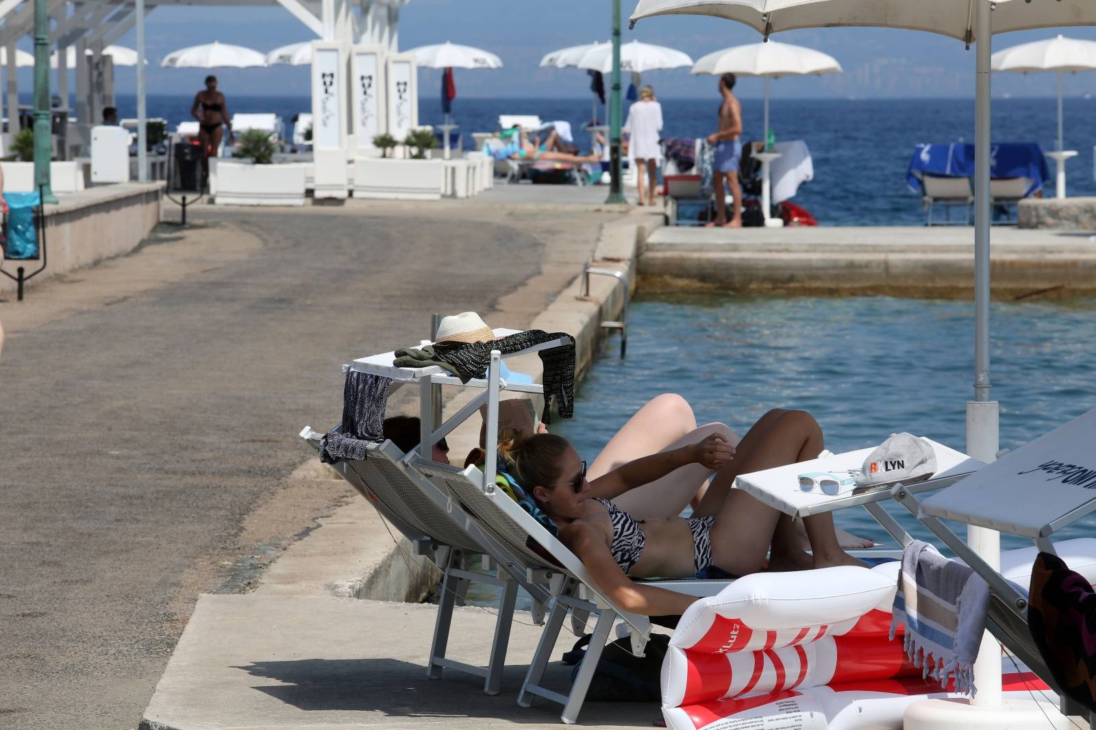 Turisti u Malinskoj osvjeÅ¾enje potraÅ¾ili u hladu, moru i pod tuÅ¡em