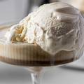 Napravite talijansku ledenu kavu: Kuglice sladoleda prelijte espressom i likerom od badema