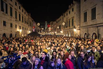 FOTO Pogledajte kako je Petar Grašo u Dubrovniku zabavljao publiku uz svoje najveće hitove